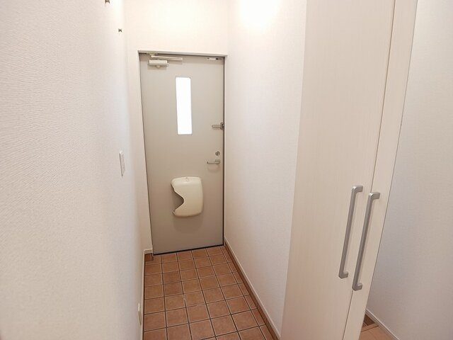 ジェルメ中山Ｂの玄関|収納もある玄関です