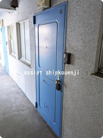 日新マンションの玄関