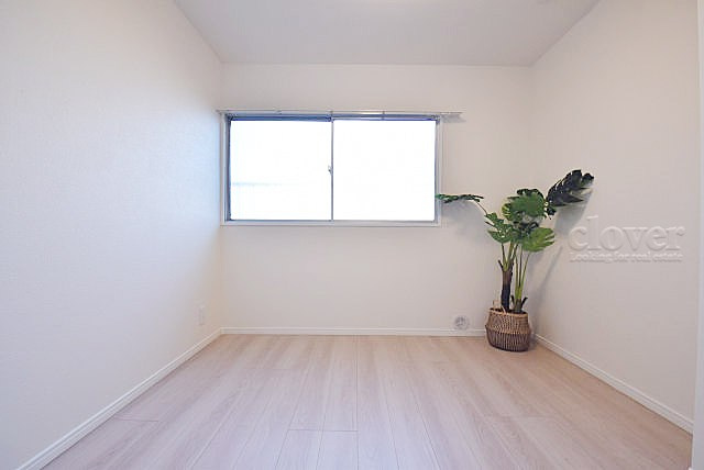 【寝室】 | トーア平井マンション | 洋室1　ベッドを置いて個人居室にする場合は、多くの時間を過ごすことになる空間です。使い勝手や落ち着きを想像してください。～即日のご見学可能～　お問合せはお気軽にどうぞ。
