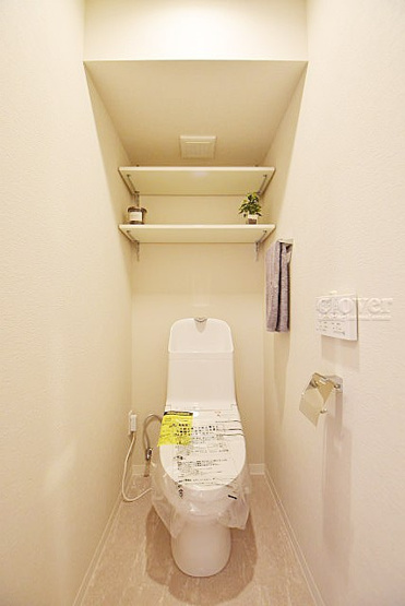 【トイレ】 | トーア平井マンション | 温水洗浄便座つき　トイレはもともと個人の領域である自宅の中でも、最もプライベートな空間です。だからこそ、ほしい「落ち着き」がここにあります。～即日のご見学可能～　お問合せはお気軽にどうぞ。