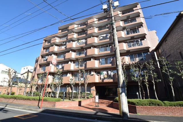 【外観】 | トーア平井マンション | 手入れの行き届いた外壁やエントランスなど、「見ればわかる」レベルで清潔感を保ったマンションです。築年数を感じさせない姿で皆様をお出迎えします。～即日のご見学可能～　お問合せはお気軽にどうぞ。