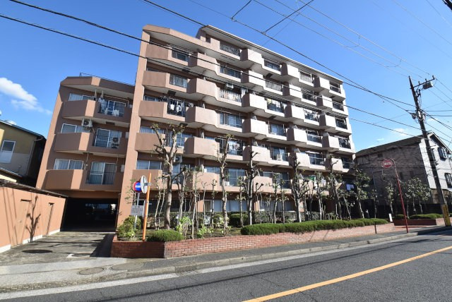 【現況写真】 | トーア平井マンション | 前面道路と外観の様子です。～即日のご見学可能～　お問合せはお気軽にどうぞ。