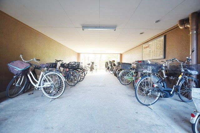 【駐輪場】 | トーア平井マンション | 自転車置き場。マンションの共用部にあたります。空きの有無や駐輪料金、各戸の台数制限などについては、改めてお問い合わせください。～即日のご見学可能～　お問合せはお気軽にどうぞ。
