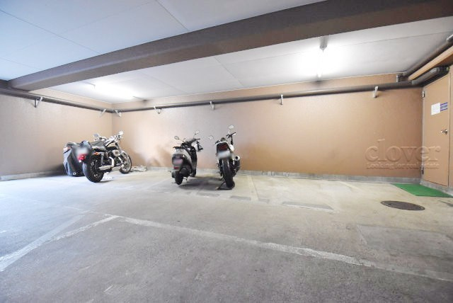 【駐車場】 | トーア平井マンション | バイク置き場。空き区画の有無や駐輪料金、サイズおよび排気量規定などについては、改めてお問い合わせください。～即日のご見学可能～　お問合せはお気軽にどうぞ。