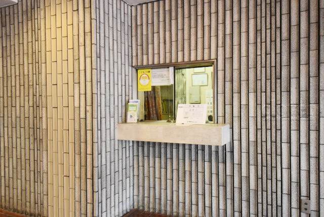 【受付】 | トーア平井マンション | 管理人さんが勤務する管理室。このマンションがきれいに保たれているのは、もちろん管理人さんのおかげ。～即日のご見学可能～　お問合せはお気軽にどうぞ。
