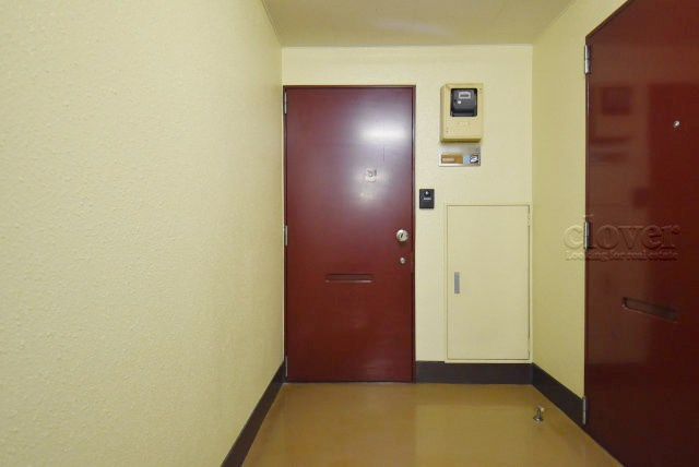 【その他共用部分】 | トーア平井マンション | 皆様をお迎えする、お部屋の玄関ドア。開けやすさや開放角度、ドアノブの操作しやすさや鍵の形状などを、現地で一度ご確認ください。～即日のご見学可能～　お問合せはお気軽にどうぞ。