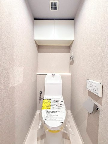 東急ドエル・アルス上大岡西のトイレ|◆清潔感のある白を基調とした落ち着ける空間。小窓をもうけていますので、こもりやすい空気の入れ替えも簡単に行えますね！