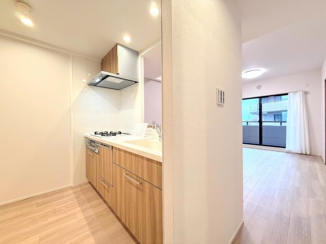 東急ドエル・アルス上大岡西のキッチン|◆キッチンからダイニングやリビングが見渡せるキッチン。料理をしながら家族とコミュニケーションをとれるだけでなく、大きな開放感も得られることができます。