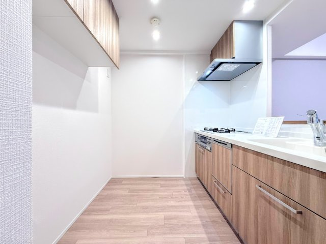東急ドエル・アルス上大岡西のキッチン|◆デザイン性と機能性を兼ね備えたキッチンです。リビングスペースとの一体感が生まれ、広々空間を演出してくれます。