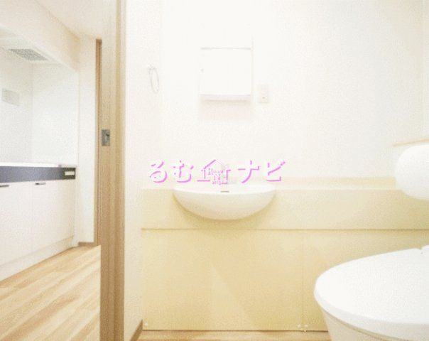 福岡市南区塩原４丁目の賃貸マンションの洗面所|独立洗面台、小物を置くことができて便利です