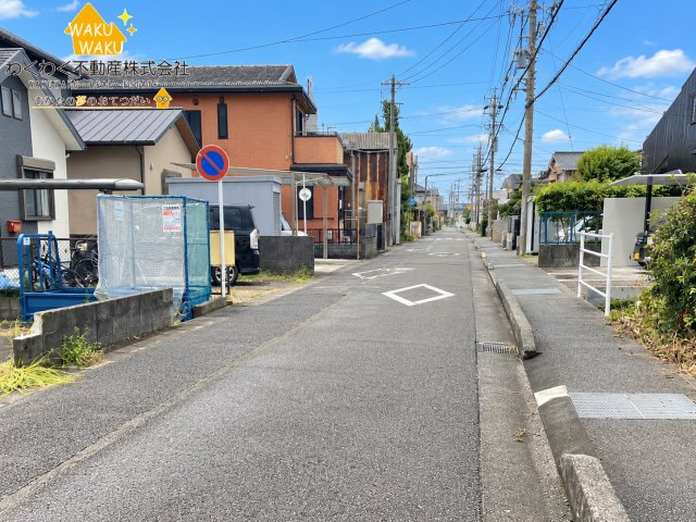 中古 戸建ての前面道路含む現地写真