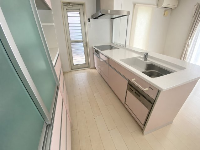中古 戸建てのキッチン|※内観の家具や雑貨をＡＩ処理により綺麗にしています※