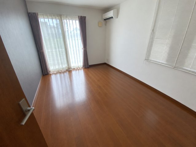 中古 戸建ての洋室|※内観の家具や雑貨をＡＩ処理により綺麗にしています※