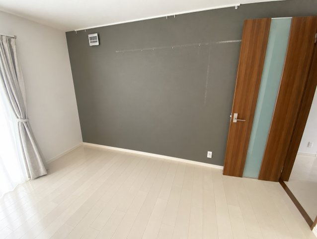中古 戸建ての洋室|※内観の家具や雑貨をＡＩ処理により綺麗にしています※
