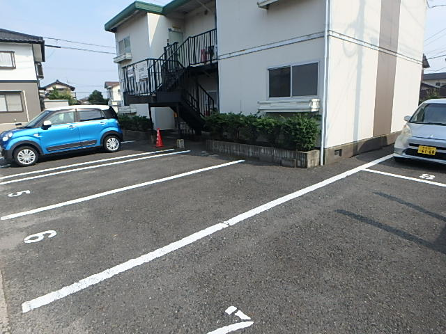 西部ハイツの駐車場