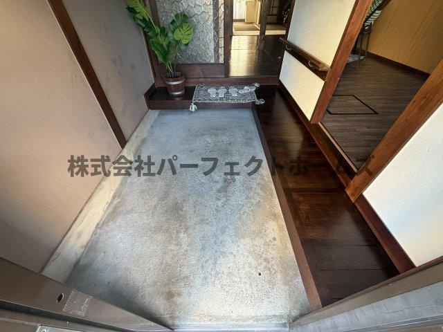 牧野阪テラスハウスの玄関|明るい玄関です