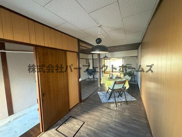 牧野阪テラスハウスの居間・リビング|こちらの居間で趣味の時間をお楽しみください