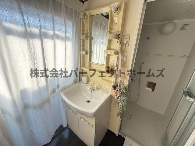 牧野阪テラスハウスの独立洗面台|独立洗面化粧台が付いています