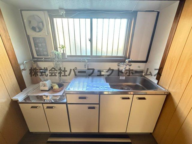牧野阪テラスハウスのキッチン|コンパクトなキッチンで掃除もラクラク