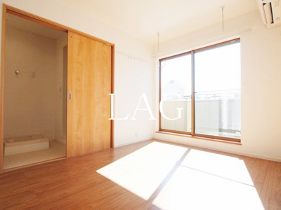 【居間・リビング】 | シャトル | 洋室のお部屋です。