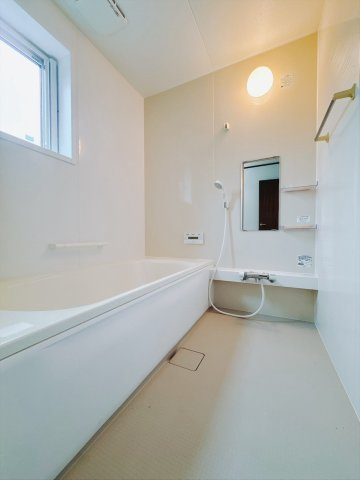 【中古戸建】行田市佐間2丁目の浴室|■浴室｜足を伸ばしてゆったりと入浴ができる1坪タイプのバスルームです♪大きな窓がついておりますので、湿気で篭りがちなバスルームも換気することができます( ＾＾ )