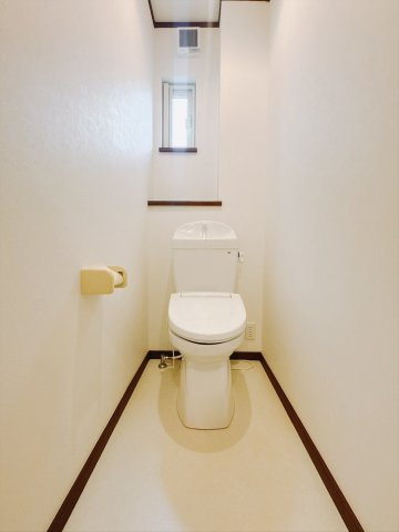 【中古戸建】行田市佐間2丁目のトイレ|■トイレ｜白を基調とした清潔感溢れるトイレになっています。トイレには窓がついていますので常に換気をすることができ清潔を保てます♪