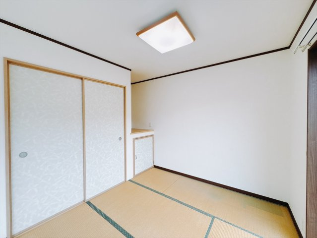 【中古戸建】行田市佐間2丁目の和室|■和室｜「続き間の和室」は子育て世代にこそ適しています。お子様のお昼寝スペースや、洗濯物をたたむのに便利です。客間やリビングの延長としても使えます。