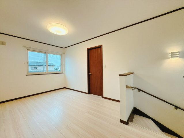 【中古戸建】行田市佐間2丁目のその他共用部分|■フリースペース｜フリースペースは、本棚や観葉植物を設置しても良いですね♪自然光が差し込む明るい空間で、暮らしに合わせて自由にアレンジできます♪