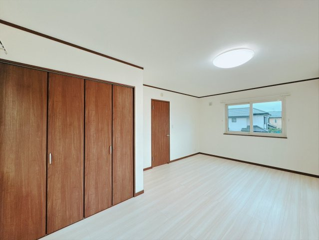 【中古戸建】行田市佐間2丁目の洋室|■洋室｜ベッドやテレビなどの大き目の家具を置いても余裕のある11帖の広々主寝室です♪お外から帰ってきた後は寝室でゆっくり自分の時間をお過ごしください♪