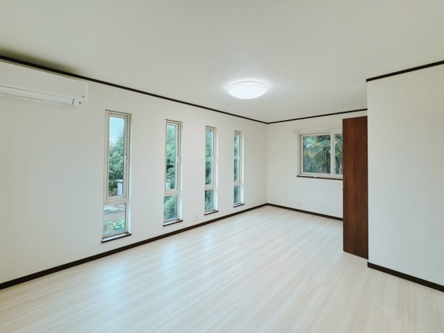 【中古戸建】行田市佐間2丁目の洋室|■洋室｜縦に長い窓が特徴的な2階の一室。珍しいおしゃれなデザインです♪　大きな収納があるのでいつでも部屋がすっきりと片付きます*。