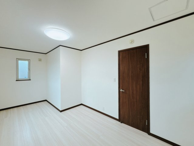 【中古戸建】行田市佐間2丁目の洋室|■洋室｜心地よい日光が差し込む洋室。書斎や子供部屋など、多目的に活用できます♪