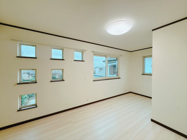 【中古戸建】行田市佐間2丁目の洋室|■洋室｜明るさと開放感を感じられる、快適な住空間(^^♪自然光に包まれ、毎日を気持ちよく過ごせる一室です♪