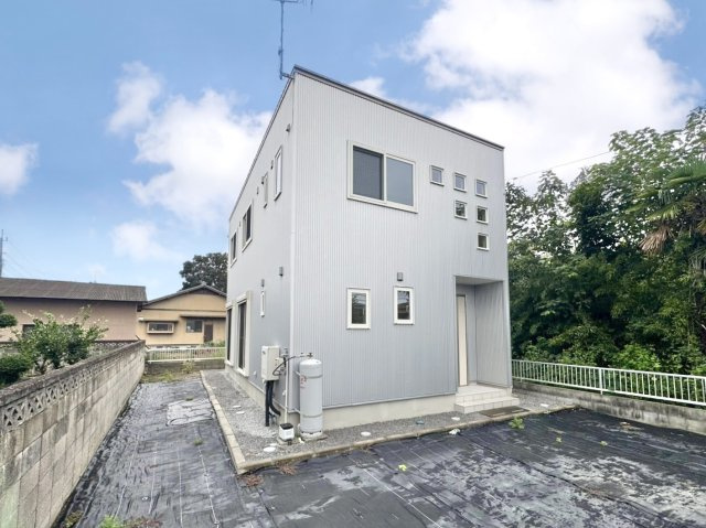 【中古戸建】行田市佐間2丁目の外観|■外観｜シャープなデザインが印象的な洗練された外観。格調高く、優雅さ漂う素敵な仕様です♪