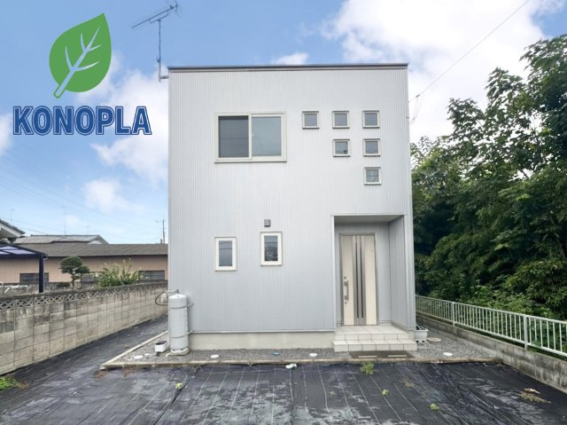 【中古戸建】行田市佐間2丁目の外観|■外観｜光の当たり方によって陰影が美しく際立ち、時間帯ごとに異なる表情を楽しめる魅力があります。スタイリッシュで都会的な印象を与えつつも、シンプルで飽きのこない外観に仕上がっています♪