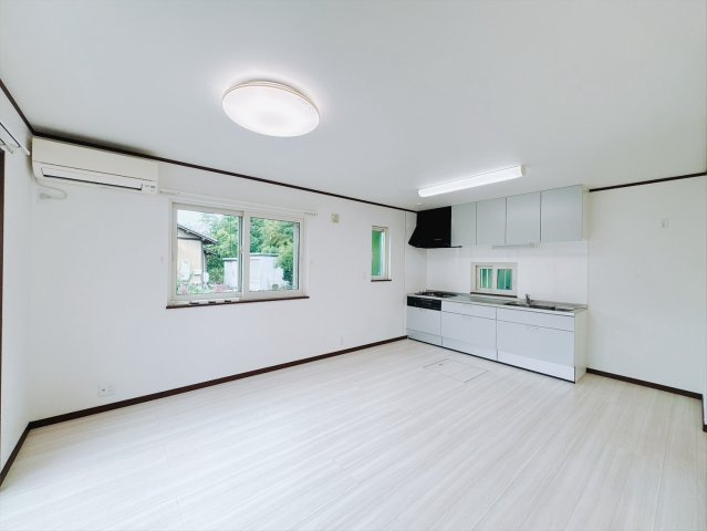 【中古戸建】行田市佐間2丁目の居間・リビング|■リビング｜家族でゆったりくつろげる、居心地の良いリビング♪賃貸と違って、テレビや音楽の音を気にしなくて良いことが嬉しいですね(*＾＾*)