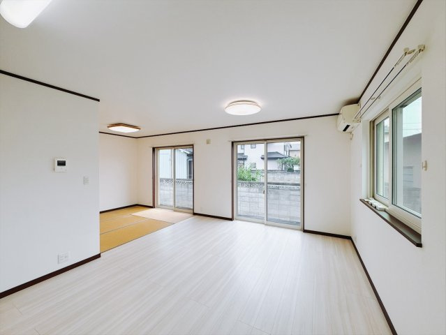 【中古戸建】行田市佐間2丁目の居間・リビング|■リビング｜窓から射し込む陽射しが縦横に広がり、あたたかな空間が形づくられています。ここはご家族の笑顔集まる憩いの空間です( ＾＾ )