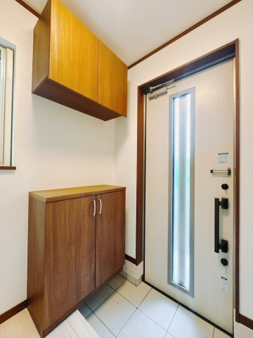 【中古戸建】行田市佐間2丁目の玄関|■玄関｜毎日の「いってらっしゃい」や「お帰りなさい」を大切なご家族と過ごす玄関は〈使いやすさ〉を追求しております。玄関横の物入は急な来客時でもさっとお片付けできるスペースを確保しています。