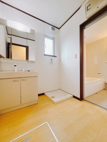 【中古戸建】行田市佐間2丁目の洗面所|■洗面室｜洗濯機を置いてもゆとりある広さの洗面脱衣室です♪冬はストーブ、夏にはサーキュレーターを置き、快適に過ごすことができます♪