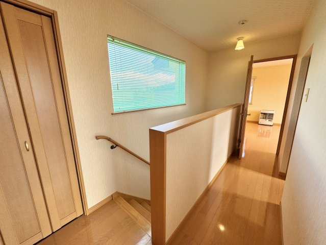 昭和南4丁目【南西向き角地×敷地60坪超！ご家族の夢を叶えるゆとりの4LDK】のその他|階段を上がったところにある明るく開放的なホール。