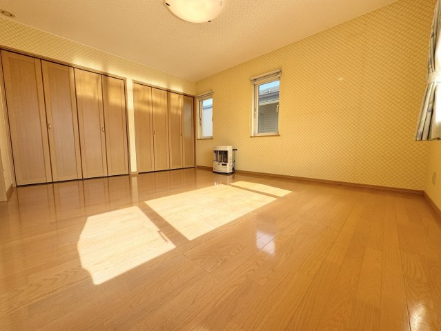 昭和南4丁目【南西向き角地×敷地60坪超！ご家族の夢を叶えるゆとりの4LDK】の洋室|書斎や趣味の空間にも最適な温かみのある木目調の3帖洋室。