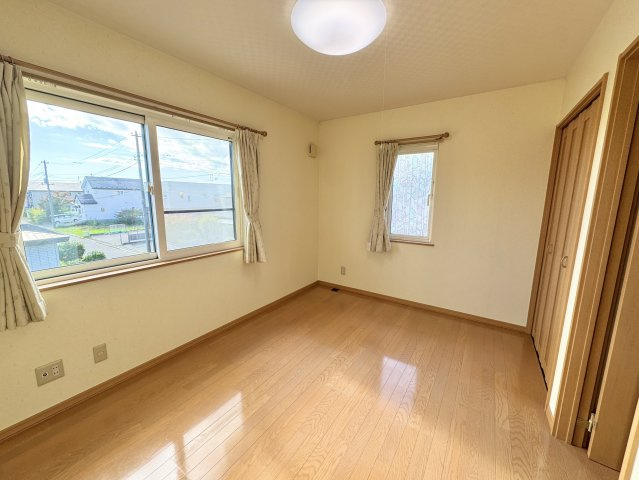 昭和南4丁目【南西向き角地×敷地60坪超！ご家族の夢を叶えるゆとりの4LDK】の洋室|二面採光で明るく収納も充実した使い勝手の良い約6帖の洋室。