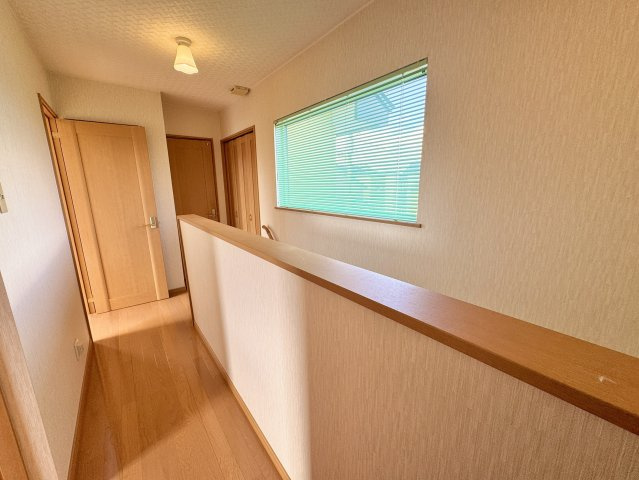 昭和南4丁目【南西向き角地×敷地60坪超！ご家族の夢を叶えるゆとりの4LDK】のその他|窓からの柔らかい光が差し込む明るい2階の廊下。
