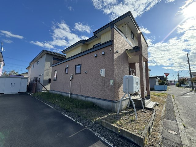 昭和南4丁目【南西向き角地×敷地60坪超！ご家族の夢を叶えるゆとりの4LDK】の外観|南西角地で開放感あふれる明るい外観、前面道路広く駐車も安心。