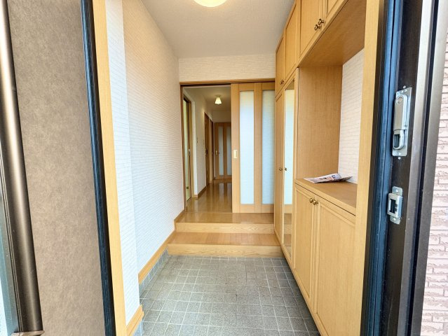 昭和南4丁目【南西向き角地×敷地60坪超！ご家族の夢を叶えるゆとりの4LDK】の玄関|豊富な収納を備えたすっきり綺麗な玄関、心地よく迎えます。