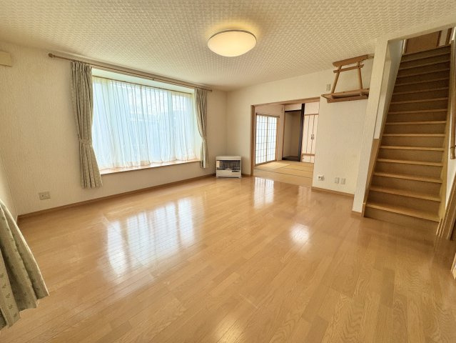 昭和南4丁目【南西向き角地×敷地60坪超！ご家族の夢を叶えるゆとりの4LDK】の居間・リビング|南西向きの大きな窓から光が差し込む明るいリビング。