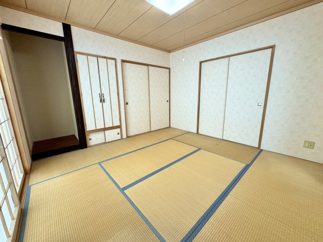 昭和南4丁目【南西向き角地×敷地60坪超！ご家族の夢を叶えるゆとりの4LDK】の和室|心和む落ち着いた和室、収納も充実しており客間や寝室にも最適。