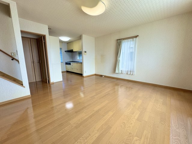 昭和南4丁目【南西向き角地×敷地60坪超！ご家族の夢を叶えるゆとりの4LDK】の居間・リビング|家族の気配を感じながら料理ができる開放的なLDK。
