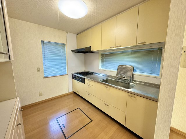 昭和南4丁目【南西向き角地×敷地60坪超！ご家族の夢を叶えるゆとりの4LDK】のキッチン|窓から明るい光が差し込む清潔感のあるキッチン。
