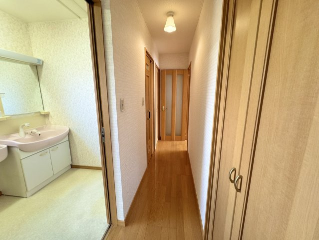 昭和南4丁目【南西向き角地×敷地60坪超！ご家族の夢を叶えるゆとりの4LDK】のその他|洗面所への動線がスムーズですっきりとした廊下。