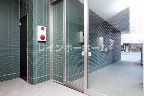 レオ参拾七番館のエントランス